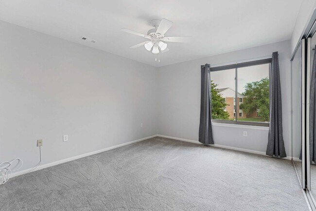 Building Photo - Charming Top Floor Condo with Pool View!!