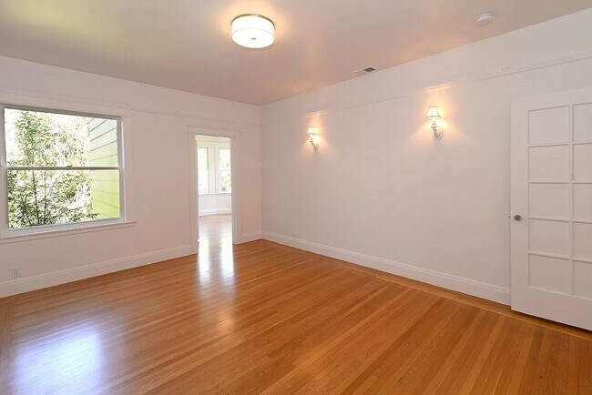 Building Photo - TOP FLOOR 3 BEDROOM FLAT