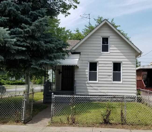 Building Photo - Clark/Fulton - 4 bed/1 bath - Single Family Home