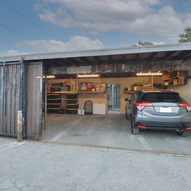 Building Photo - Convenient Downstairs 2-Bedroom Unit in Sun Valley!