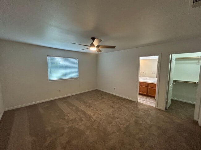 Building Photo - Large 5 Bedroom/2 Bathroom NW Bakersfield ...