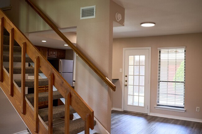 Building Photo - 900 Kilkenny Ct