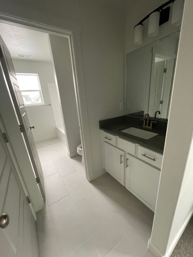 Building Photo - Modern home!