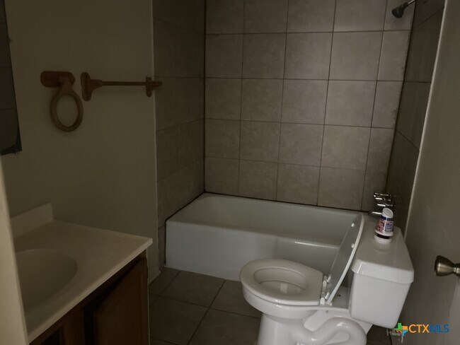 Building Photo - 903 N Main St