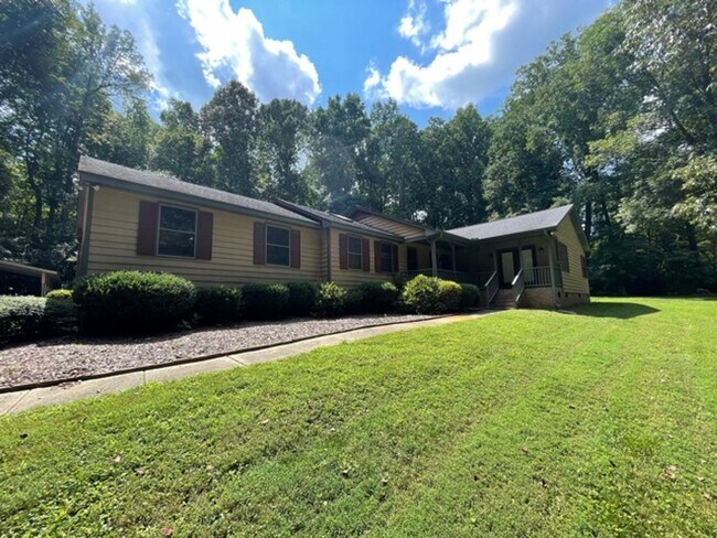 Building Photo - Wonderful ranch with inground pool!