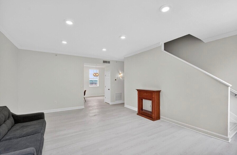 Building Photo - 695 Hibiscus St