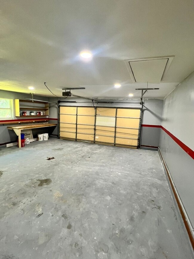 Building Photo - NEWLY RENOVATED 3 BEDROOM 2 BATH HOME- TIL...