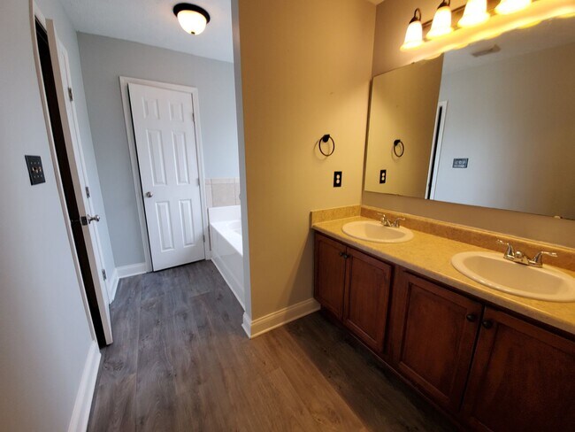 Building Photo - 142 N Copper Creek Dr