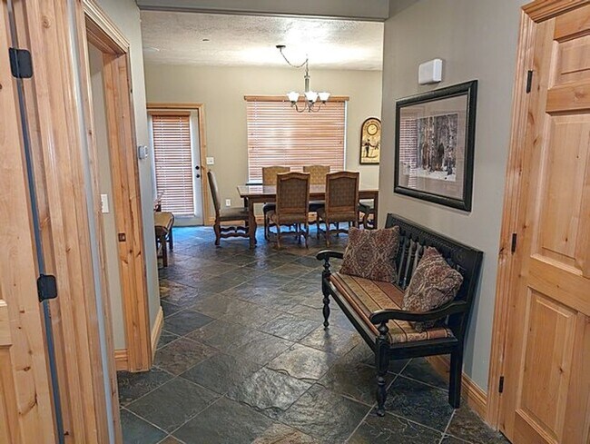 Building Photo - Beautiful Fully Furnished Jordanelle Townhome