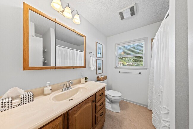 Building Photo - 3 Bedroom in the Heart of Niceville!
