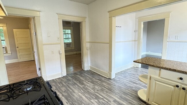 Building Photo - 613 Montgomery Ave