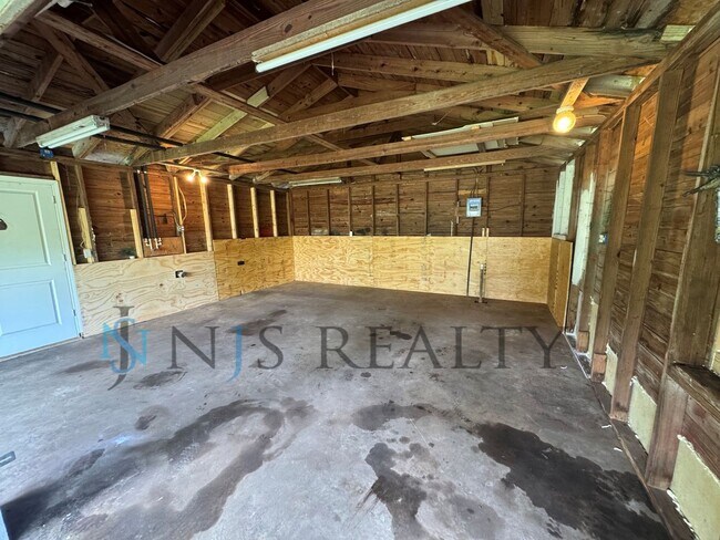 Building Photo - JUST RENOVATED! 2/1, 1180sq ft, Fully Updated Kitchen~Bath ~floors. NEW Appliances & Paint... wit...
