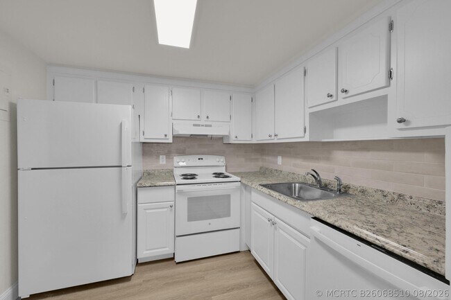 Building Photo - 146 Saxony D