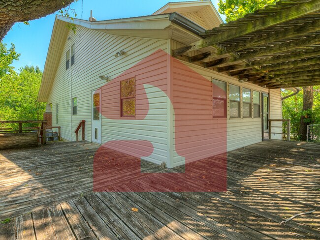 Building Photo - 1501 Gladstone Terrace