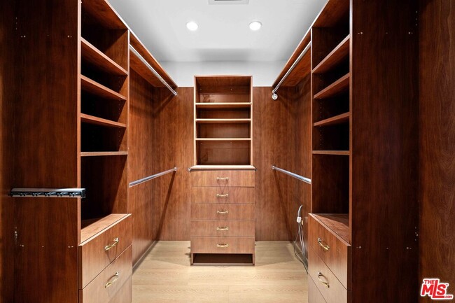 Building Photo - 420 S Beverwil Dr