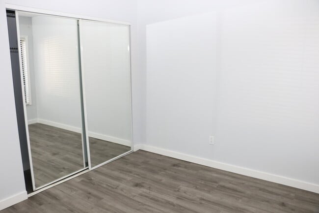 Building Photo - 400 Club Cir