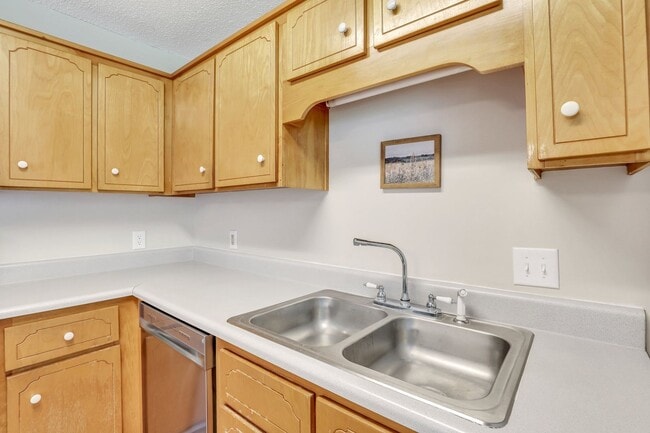 Building Photo - AVAILABLE EARLY OCTOBER [DOG FRIENDLY]