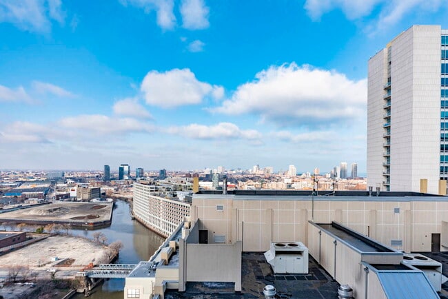 Building Photo - 700 N Larrabee St