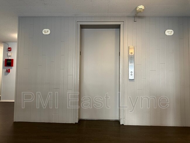 Building Photo - 292 Pequot Ave