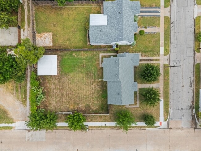 Building Photo - 907 Buckalew St
