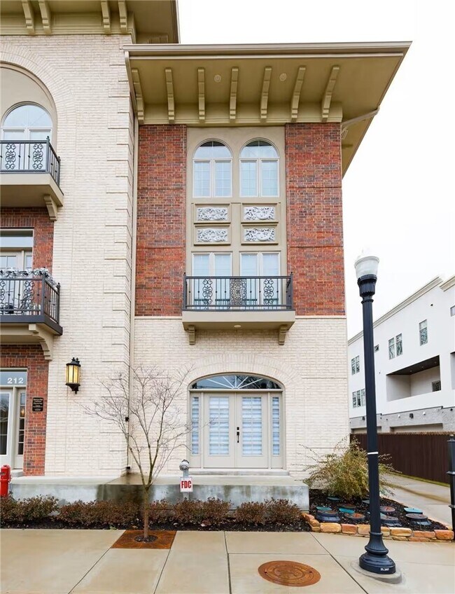 Building Photo - 212 SE A St