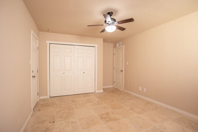 Building Photo - 2630 Fairway Dr