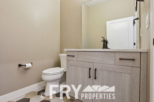 Building Photo - Stunning, Spacious 3bed/3bath Riverdale Ra...