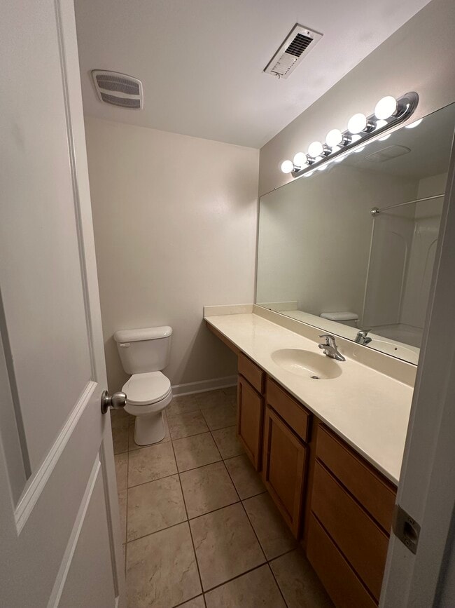 Full bath upstairs - 1215 Green Oaks Ln