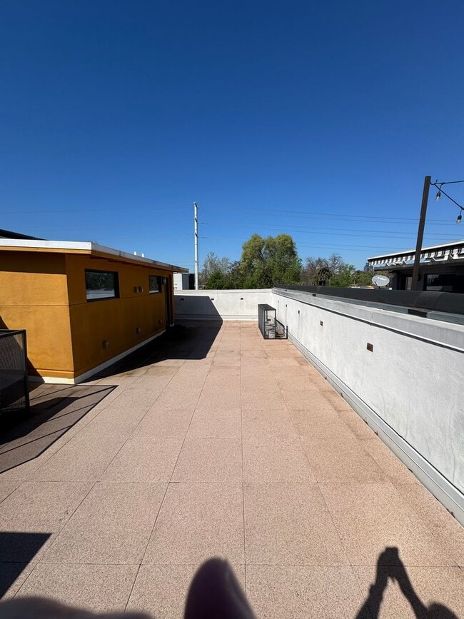 Building Photo - Work Downtown?