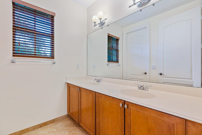 Building Photo - 1058 Vintner Blvd