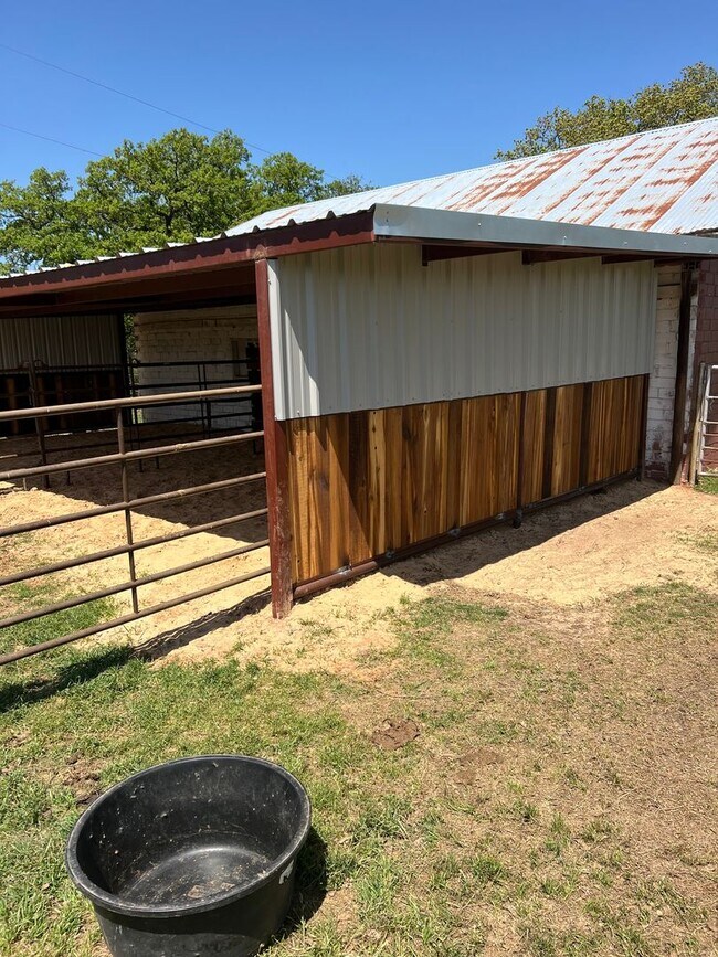 Building Photo - Gated 2/2 with Acreage - Horses Welcome