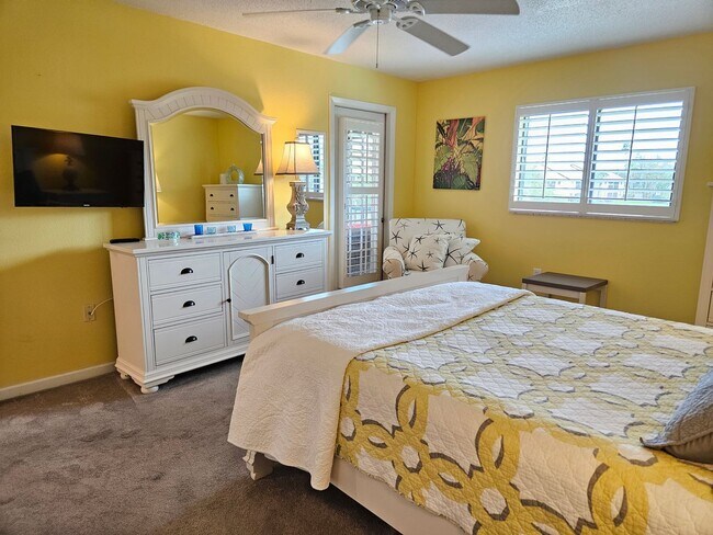 Building Photo - Seasonal Short-Term 2 Bedroom 2 Bathroom Second Floor Condo in Mission Lakes!