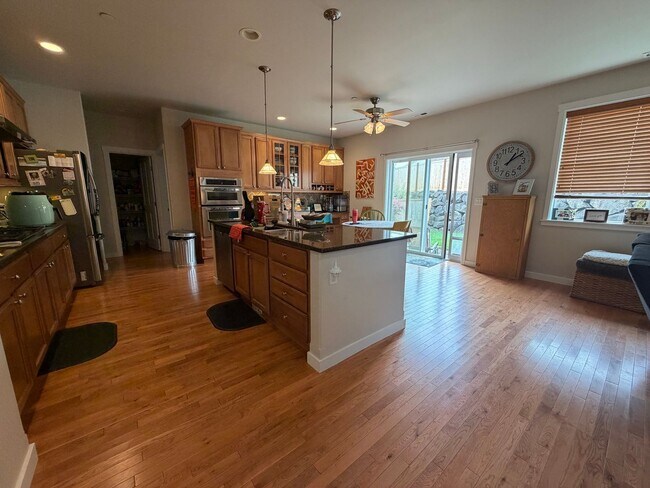 Building Photo - 4BR, 2.5 Bath + Loft DuPont Home