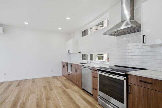 Building Photo - 3B3B cozy townhome