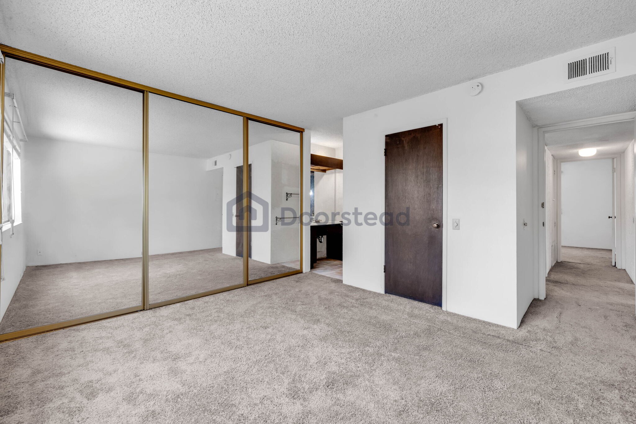Building Photo - 724 Woodside Ln E