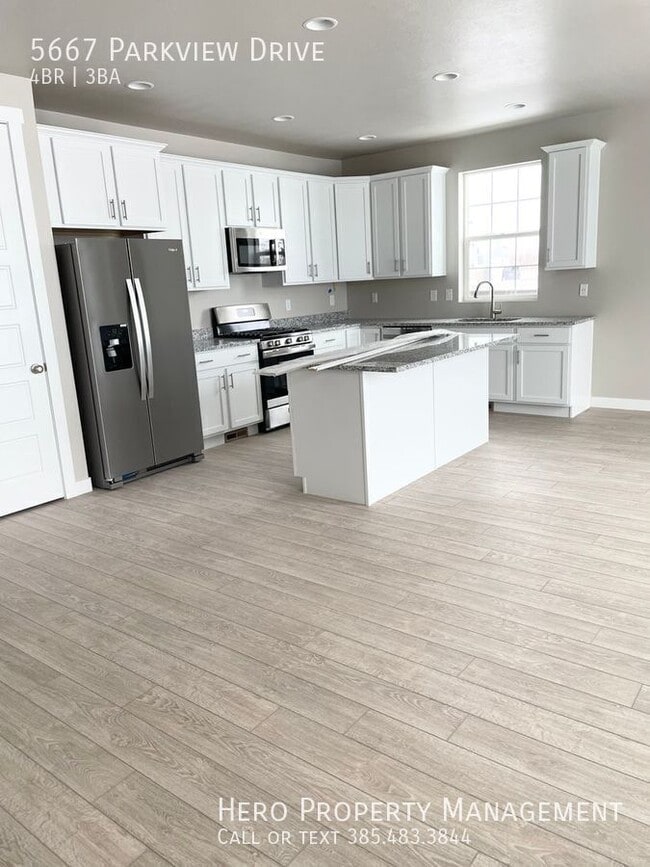 Building Photo - 5667 Parkview Dr