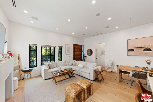 Building Photo - 358 N Bronson Ave