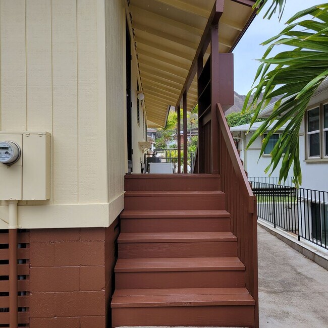 Building Photo - Kapahulu 3 bed, 2 bath single family home