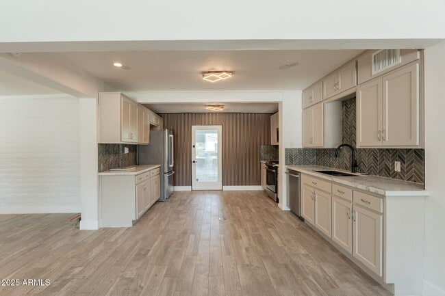 Building Photo - 1116 E Fern Dr N