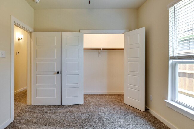 Building Photo - AVAILABLE NOW! GORGEOUS 4 BEDROOM DUPLEX L...