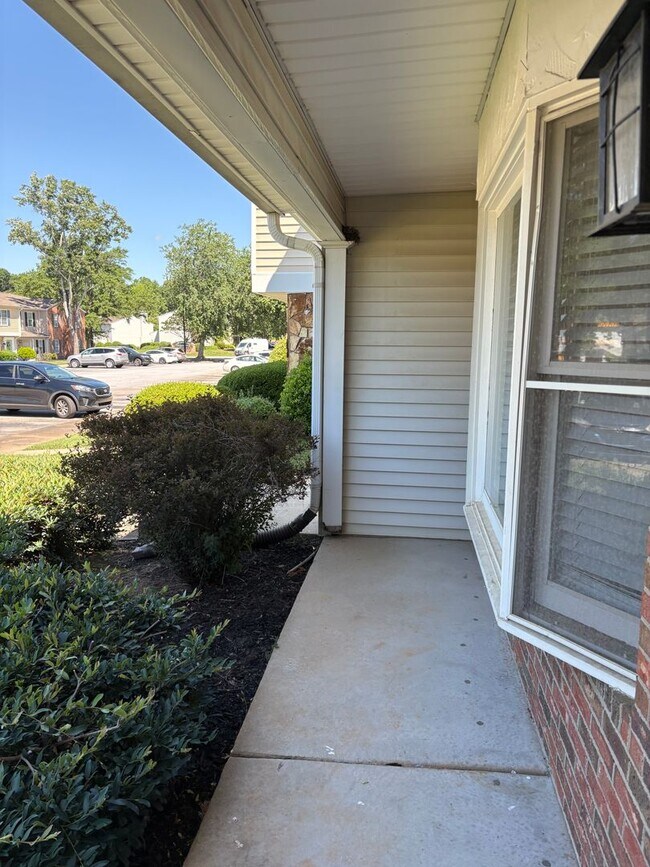 Building Photo - Lovely 2 bedroom 1.5 Bath