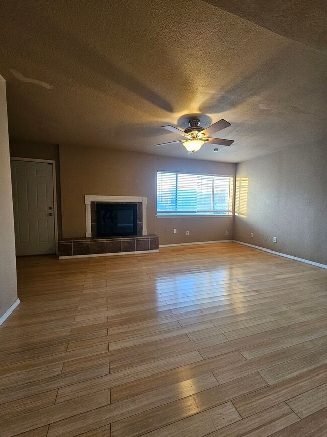 Building Photo - (2) Bed/(2.5) Bath Townhome Avail Now! Pool Access!