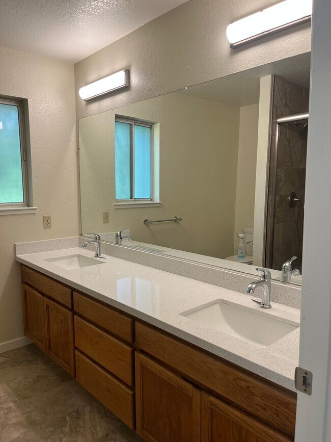 Building Photo - Beautiful Windsor home with new hardwood f...