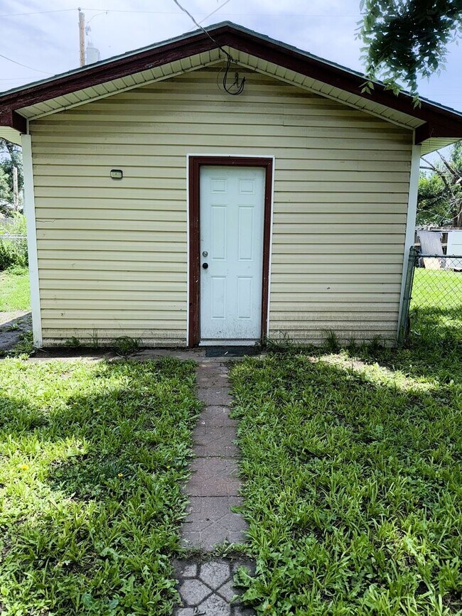 Building Photo - Charming 2-Bedroom Home with Detached Garage & Spacious Yard