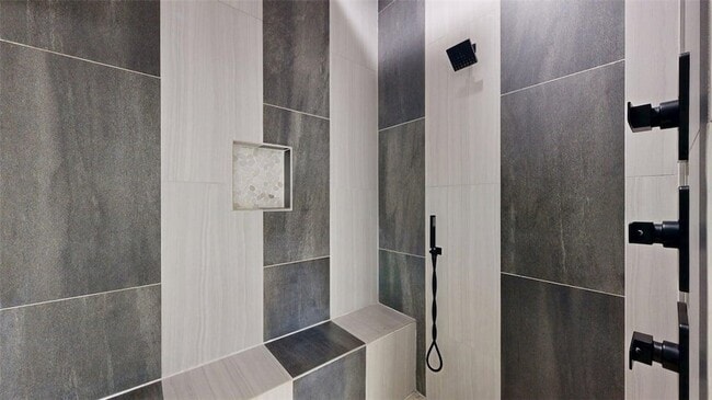 Building Photo - 4867 N Oakland Ln