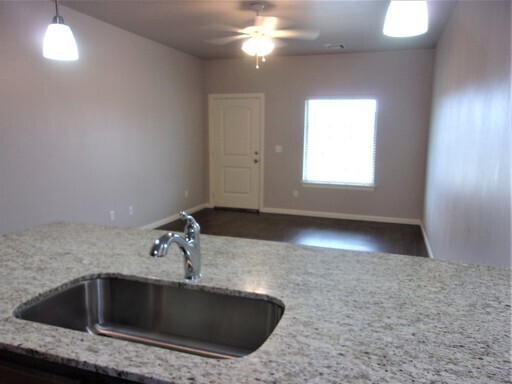 Building Photo - 2 Bed 1 Bath 1 Car Garage Townhome in Del ...