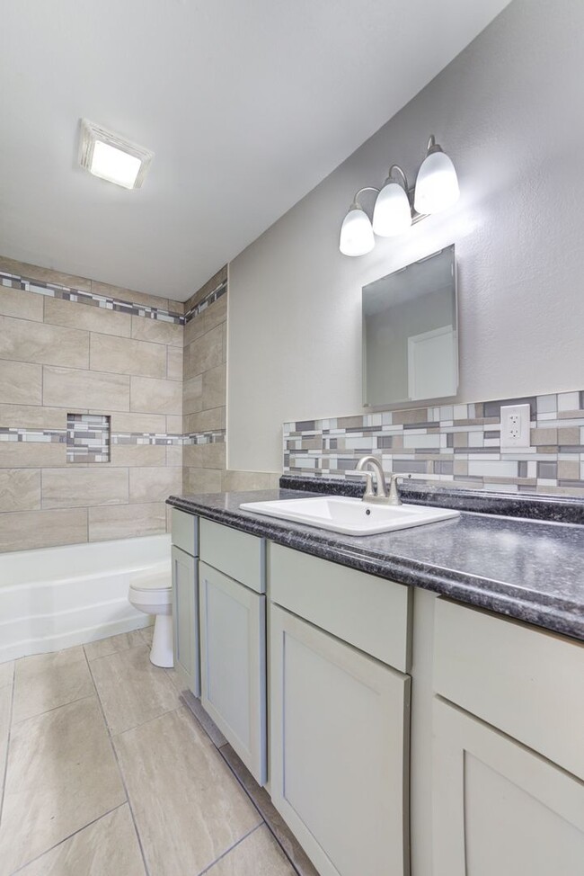 Building Photo - Gorgeous Midtown 3 Bedroom Remodel!