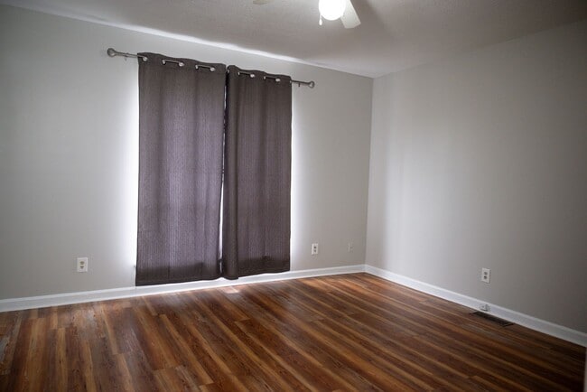Building Photo - Centrally located between downtown and Eas...