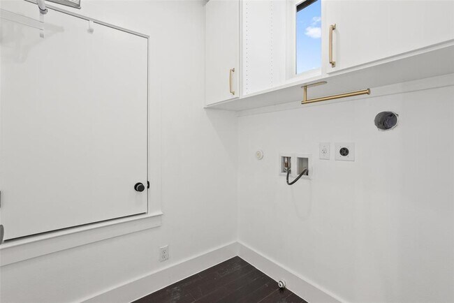 Building Photo - 1303 Azie Morton Rd