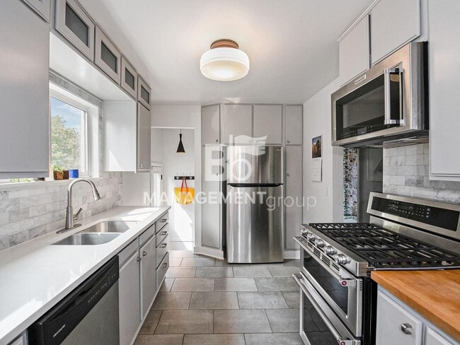 Building Photo - Light & Bright Modern Daylight Ranch Loaded with Updates! Walking Distance to Kennedy School!!!!